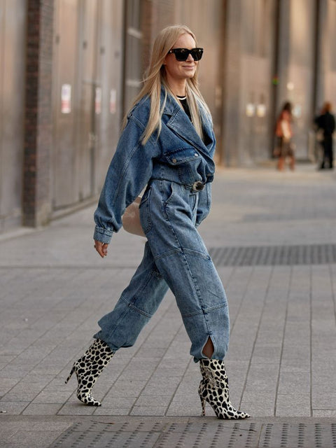 Giải Mã Sự Trở Lại Mạnh Mẽ Của Xu hướng Denim-on-Denim Giải Mã Sự Trở Lại Mạnh Mẽ Của Xu hướng Denim-on-Denim