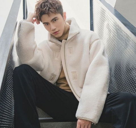 Phong Cách Vượt Thời Gian Với Áo Khoác Lông Cổ Điển Phong Cách Vượt Thời Gian Với Áo Khoác Lông Cổ Điển