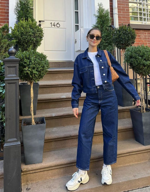 Biến Hóa Outfit Với Áo Thun Phối Sơ Mi Theo Mood Biến Hóa Outfit Với Áo Thun Phối Sơ Mi Theo Mood