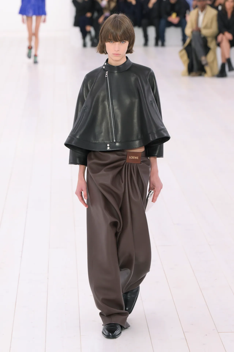 Loewe Ready To Wear 2025: Tinh Thần Cực Tối Giản Trên Runway Tây Ban Nha Loewe Ready To Wear 2025: Tinh Thần Cực Tối Giản Trên Runway Tây Ban Nha