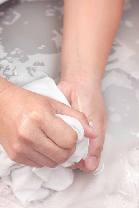 Tẩy Vết Nghệ Trên Quần Áo Sáng Màu Dễ Dàng Tại Nhà Tẩy Vết Nghệ Trên Quần Áo Sáng Màu Dễ Dàng Tại Nhà